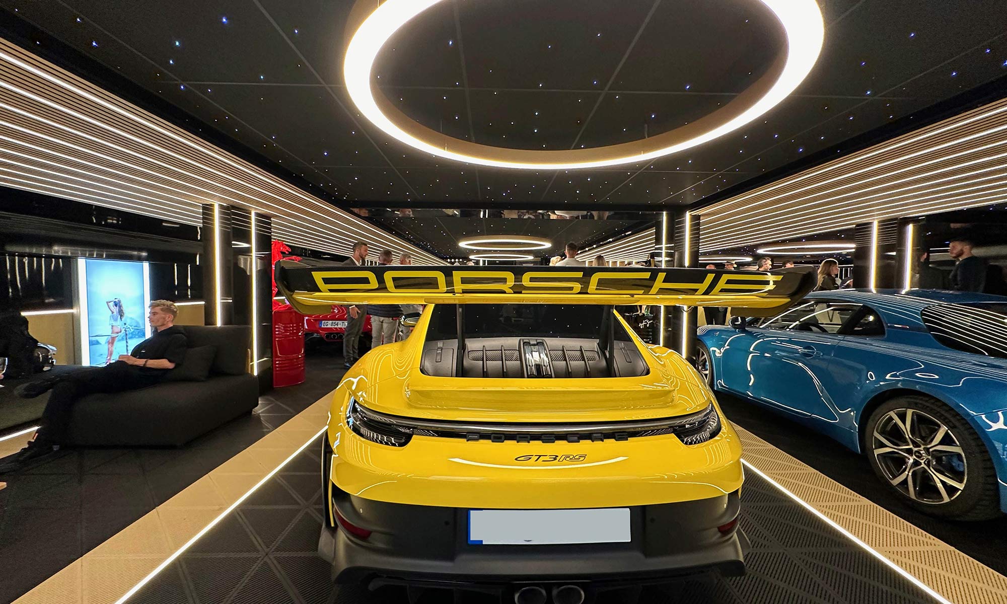 Porsche dans un garage Innova-Box